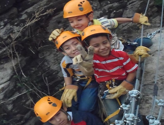  Les petits sur la ferrata 